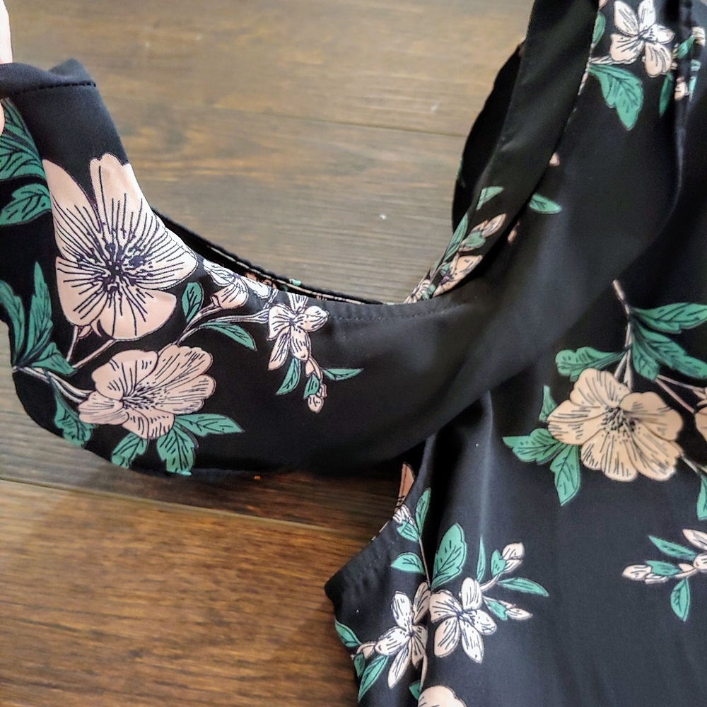 Black floral dress 👗 - Picture 3 of 4